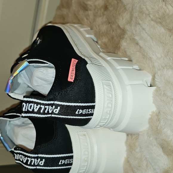 Palladium Revolt LO TX Sneakers in Black and Marshmallow - Picture 7 of 12